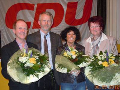 Mitgliederversammlung - Nach dem Ausscheiden aus dem CDU Vorstand bedankte sich der Vorsitzende Bernhard Berding (2.v.l.) bei (v.links) Franz-Josef Niehaus, Ulrike Schmidt und Wilma Diekmann  für die langjährige ehrenamtliche Arbeit mit einem Blumenstrauß.
